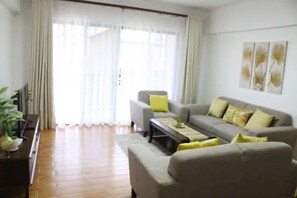 이그제큐티브 아파트 | 거실 공간 | 디지털 채널 시청이 가능한 20인치 스마트 TV, TV