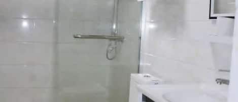 เอ็กเซกคิวทีฟอพาร์ทเมนท์ | ห้องน้ำ | ฝักบัว, ของใช้ในห้องน้ำฟรี, โถสุขภัณฑ์แบบบิเดท์, ผ้าเช็ดตัว