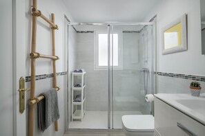 Shower, hair dryer, towels - Holiday Home "Alegria" close to the Beach with Garden & Wi-Fi (Puerto del Carmen)