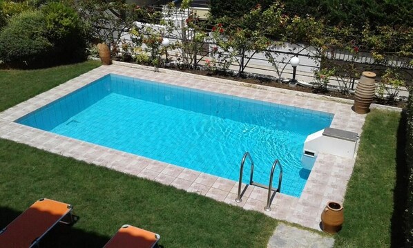 Hồ bơi ngoài trời phục vụ theo mùa