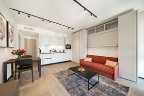 Estúdio luxo, 1 cama King, para não fumantes, vista para a montanha | Lençóis italianos Frette, roupas de cama premium, edredons de pluma