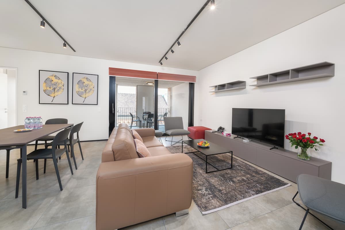 Appartamento Luxury, 2 camere da letto, non fumatori, vista montagna | Area soggiorno | Smart TV 55 pollici con canali digitali, TV, Netflix