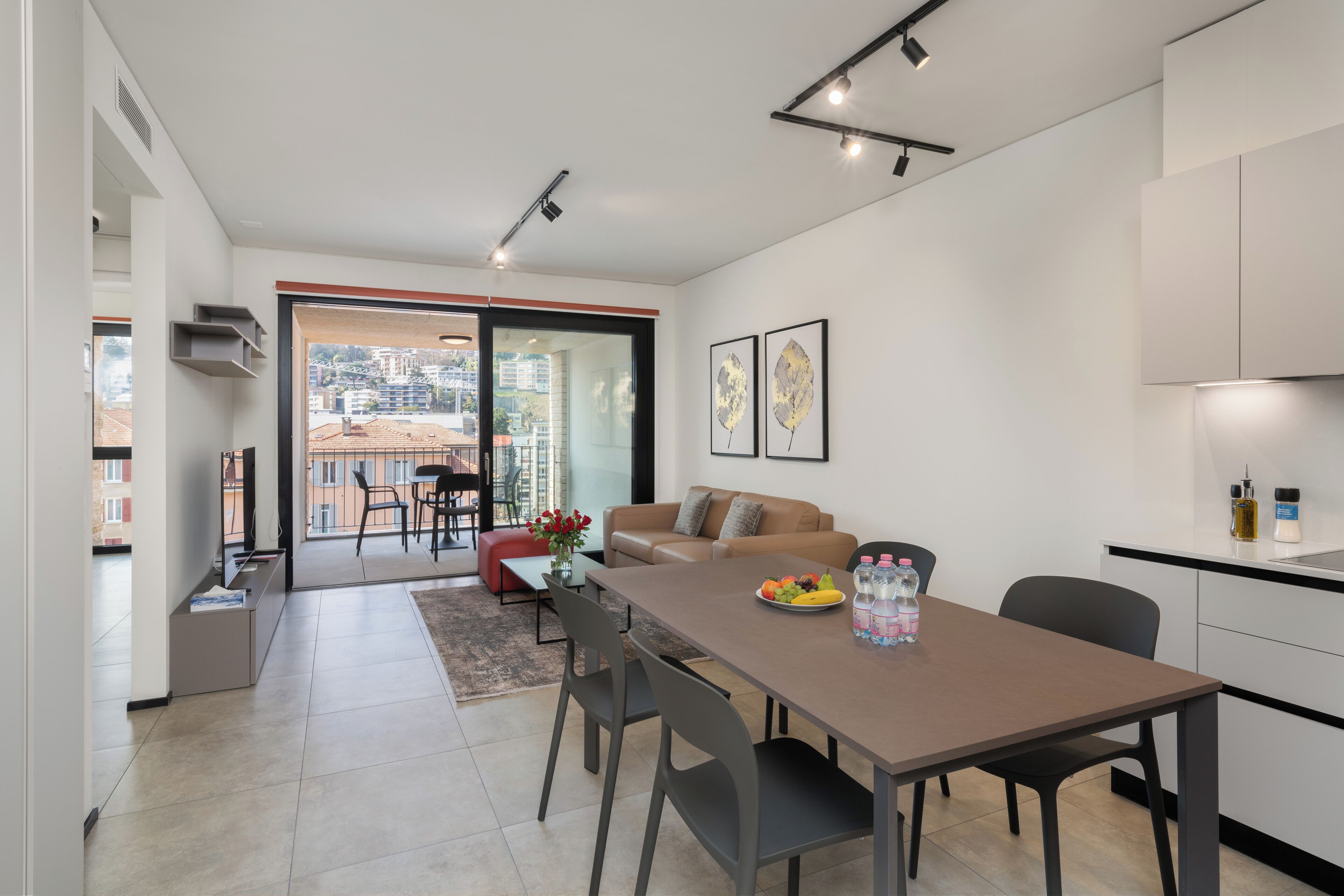 Apartment, Stadtblick | Wohnbereich | 55-Zoll-Smart-TV mit Digitalempfang, Fernseher, Netflix