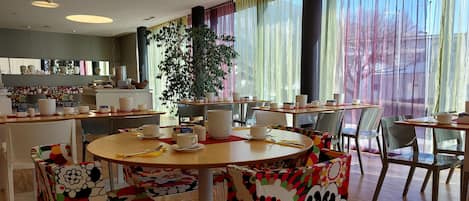 Gratis frukostbuffé på vardagar