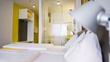 客房内保险箱、办公桌、笔记本电脑工作区、隔音