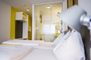 Zimmersafe, Schreibtisch, laptopgeeigneter Arbeitsplatz