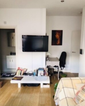 TV - Entire one bed flat in the heart of West Hampstead for Short-Let (London)