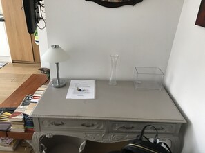 1 bedroom, iron/ironing board, bed sheets - Entire one bed flat in the heart of West Hampstead for Short-Let (London)