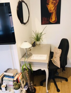 Interior - Entire one bed flat in the heart of West Hampstead for Short-Let (London)