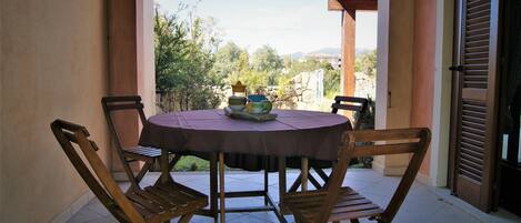 تناول الطعام بالخارج