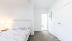 3 bedrooms, iron/ironing board, free WiFi, bed sheets - 7 Cromarty Road water views and boat parking available in the driveway (Soldiers Point)