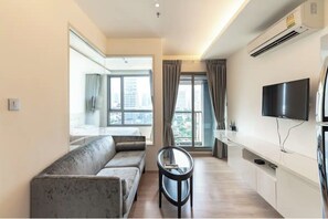 Smart TV, Netflix, streaming services, computer monitors