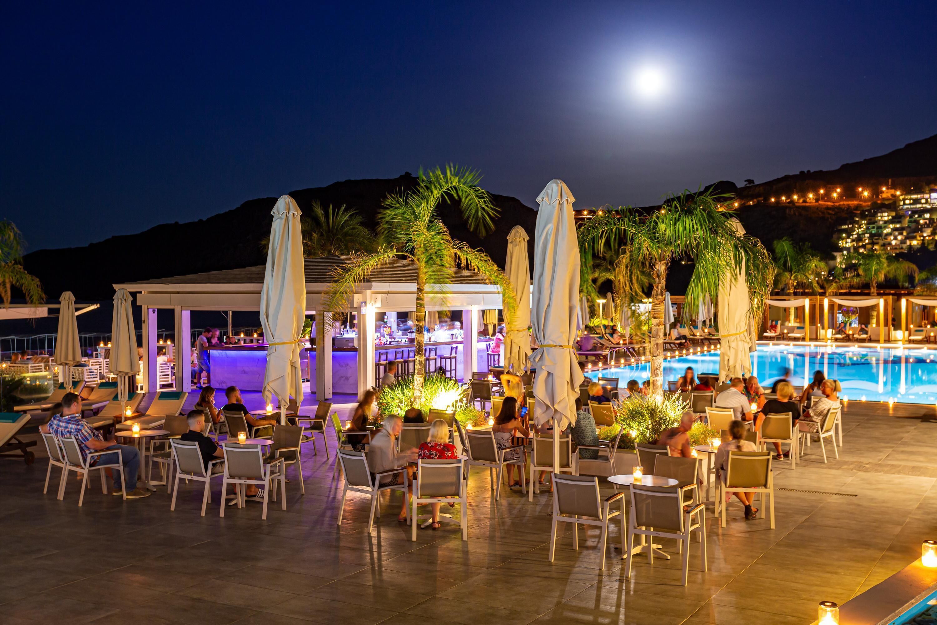 2 bars/lounges, beach bar