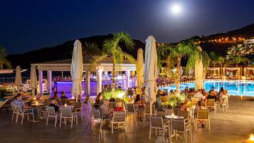 2 bars/lounges, beach bar