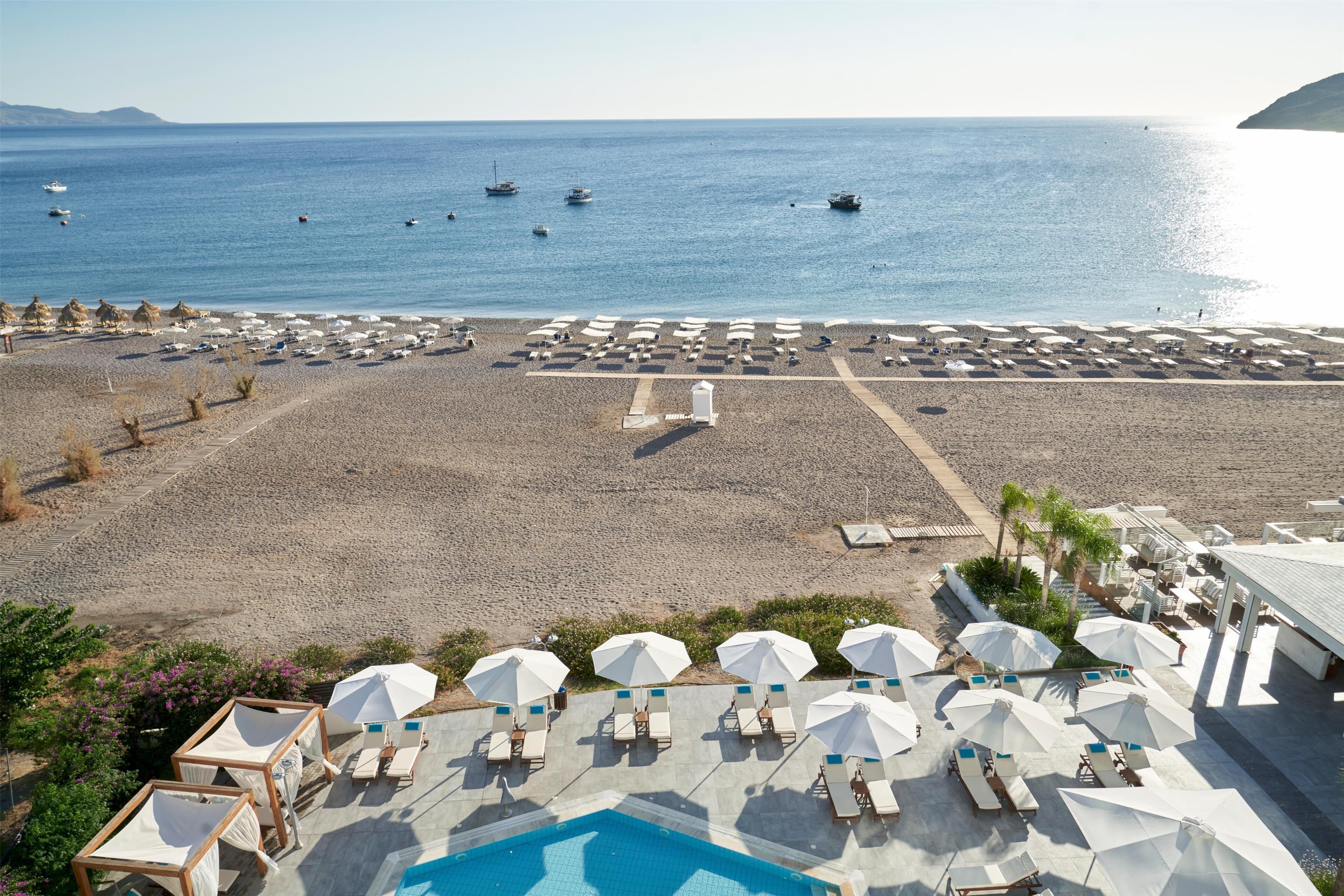 En la playa y playa de arena blanca 