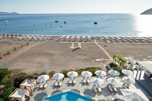 On the beach, white sand, free beach shuttle, beach bar - Lindos Bay Suites (Rhodes)