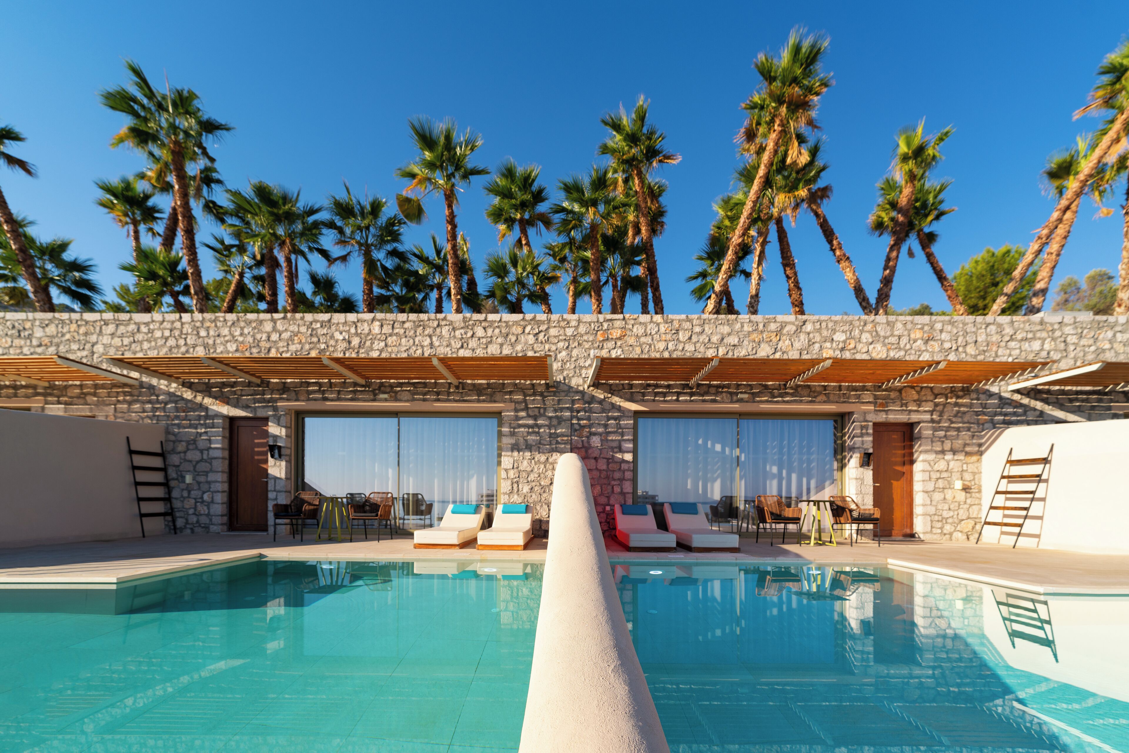 Suite superior, piscina privada, vistas al mar | Minibar (con algunos artículos gratuitos) y caja fuerte