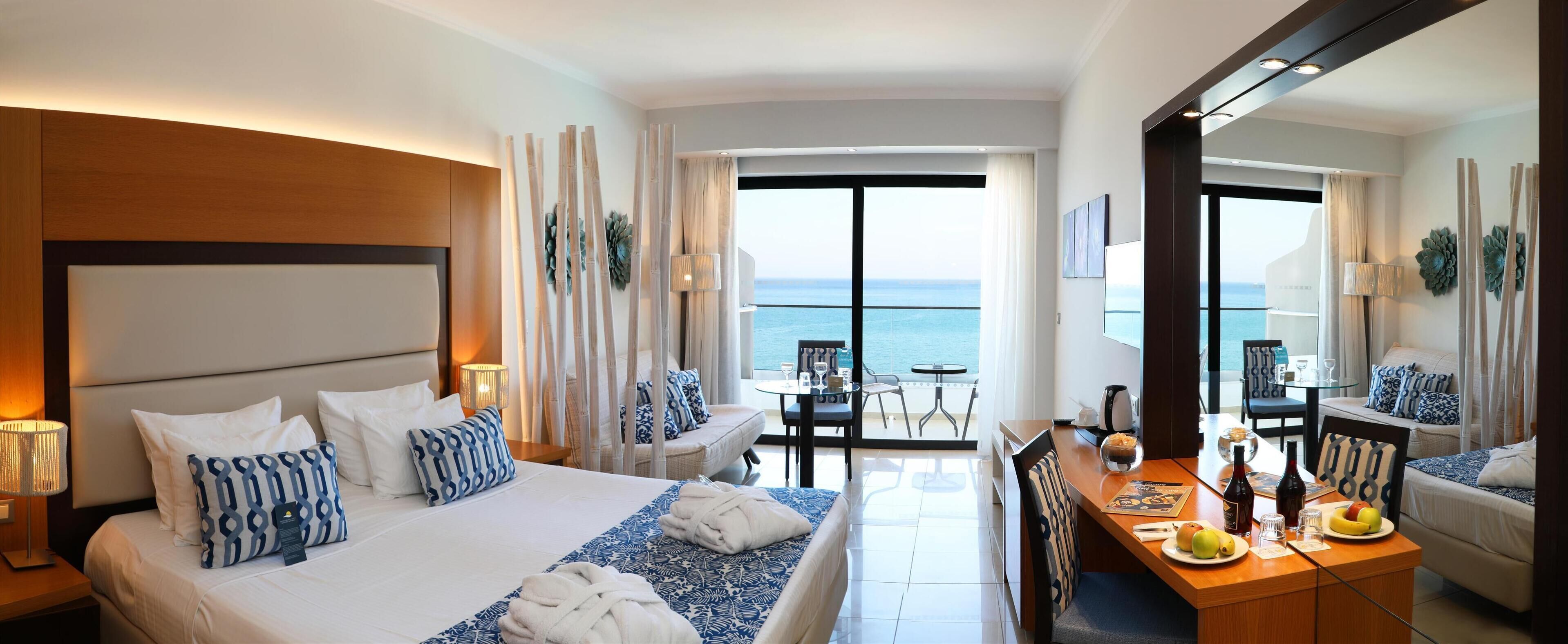 Minibaari (osa tuotteista ilmaisia), tallelokero huoneessa