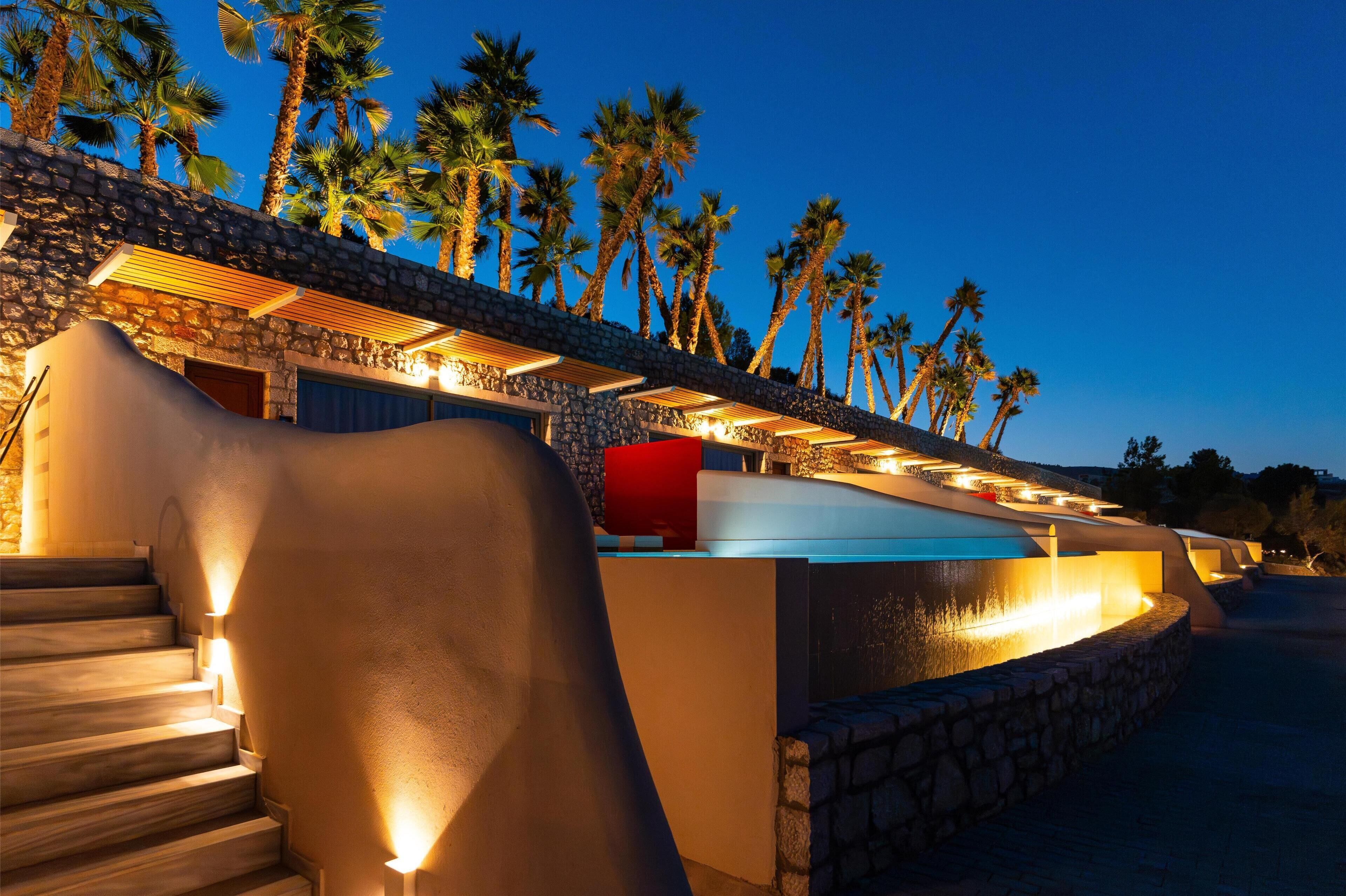 2 bars/lounges, beach bar