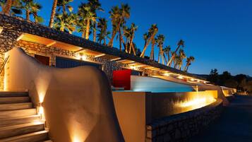 2 bars/lounges, beach bar
