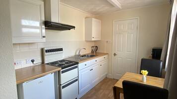 Réfrigérateur, micro-ondes, four, bouilloire électrique