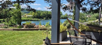 Spacious house on the banks of the Rhône opposite the greenhouse island and via Rhôna