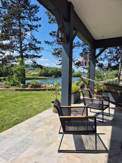 Spacious house on the banks of the Rhône opposite the greenhouse island and via Rhôna