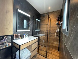 Bathtub, hair dryer