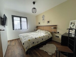 2 bedrooms, iron/ironing board, WiFi