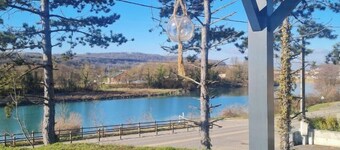 Spacious house on the banks of the Rhône opposite the greenhouse island and via Rhôna