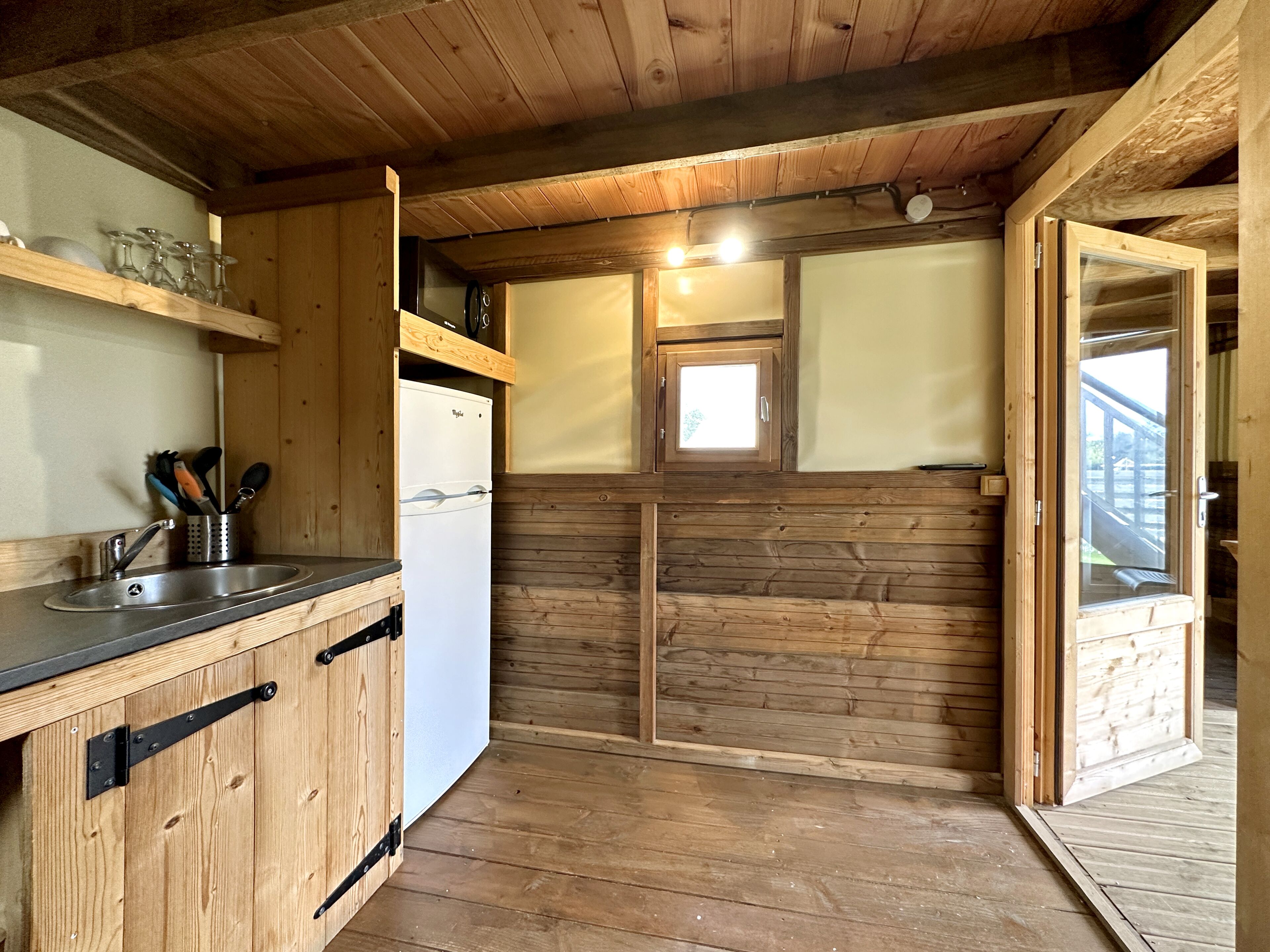 เต็นท์ | ครัวส่วนตัว | ตู้เย็นขนาดใหญ่, ไมโครเวฟ, เตาปิ้งขนมปัง, เครื่องครัว/จาน/ช้อนส้อม