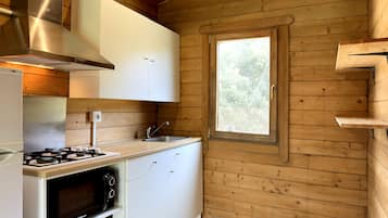 Standard-Bungalow | Eigene Küche | Großer Kühlschrank, Mikrowelle, Toaster, Kochgeschirr/Geschirr/Besteck