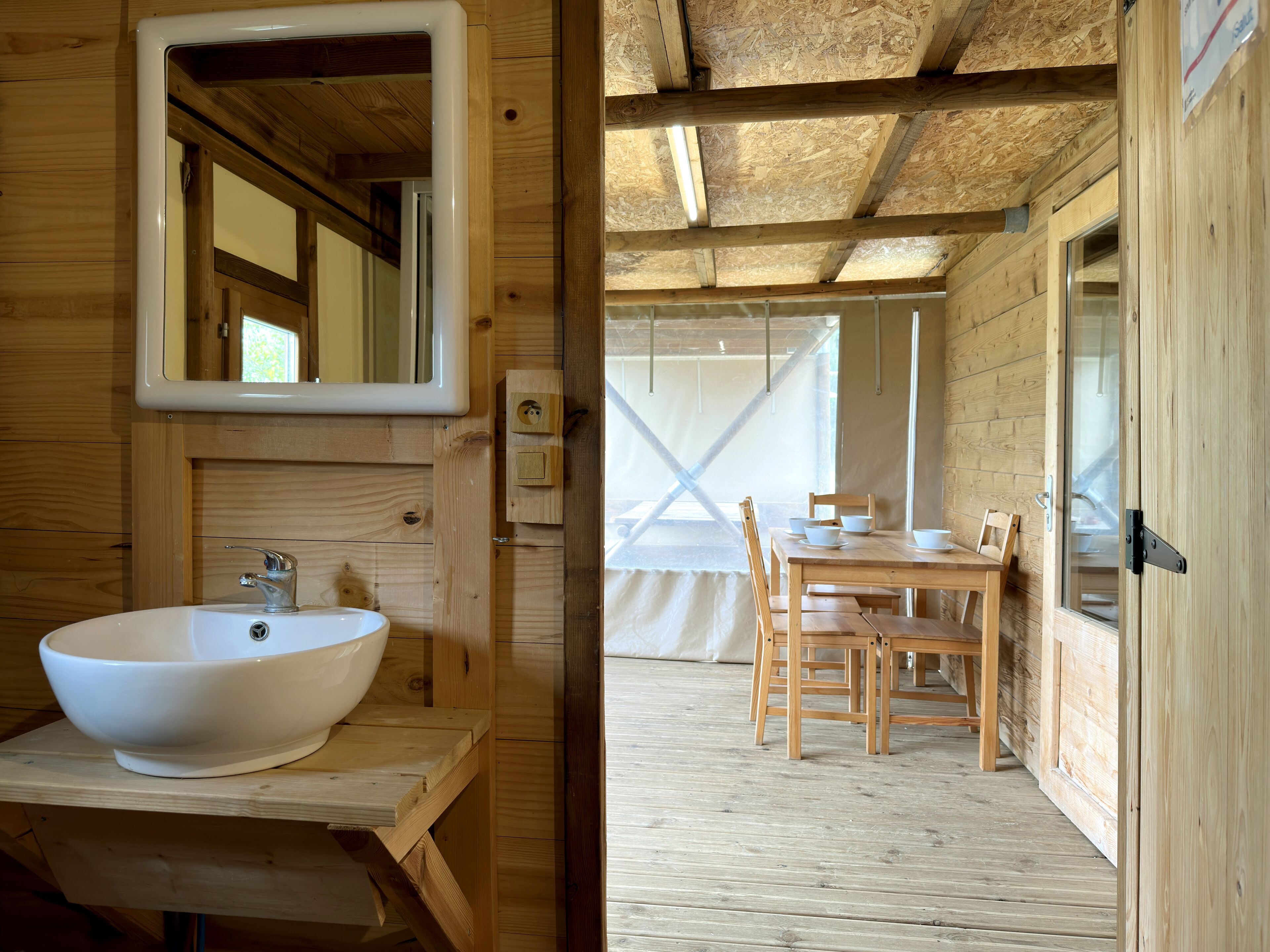 เต็นท์ | ห้องน้ำ | อ่างอาบน้ำและฝักบัวแยกจากกัน