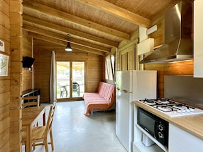 Standard-bungalow | Oleskelualue | Pöytätennispöytä