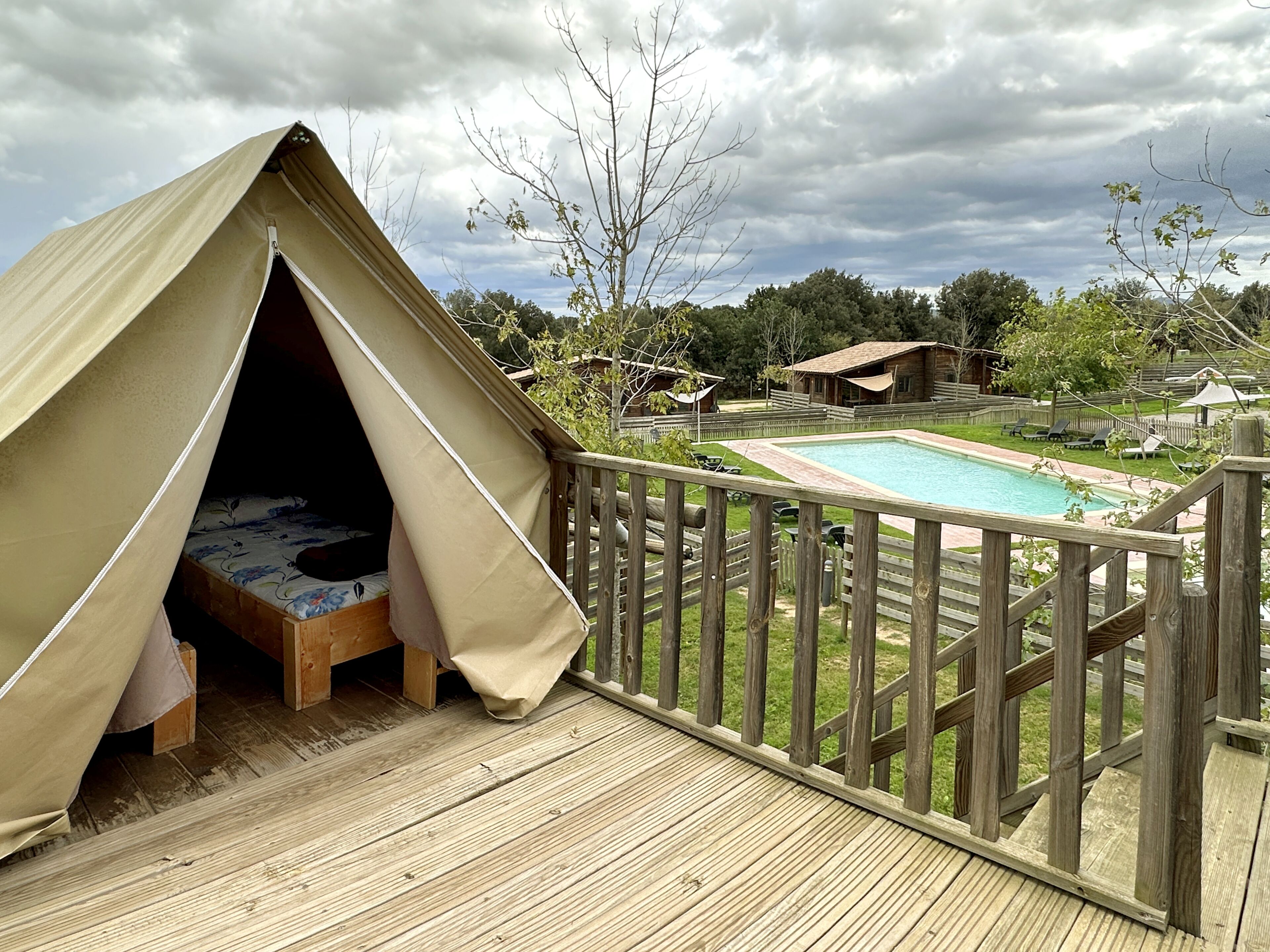 Tienda de campaña | Wifi gratis y ropa de cama 