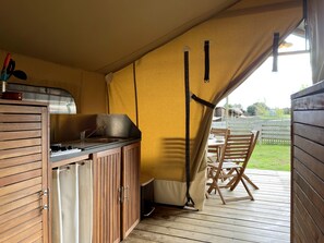 Cabin | Private kitchen | Full-sized fridge, microwave, toaster, cookware/dishes/utensils - Camping Rural Montori (Ultramort)