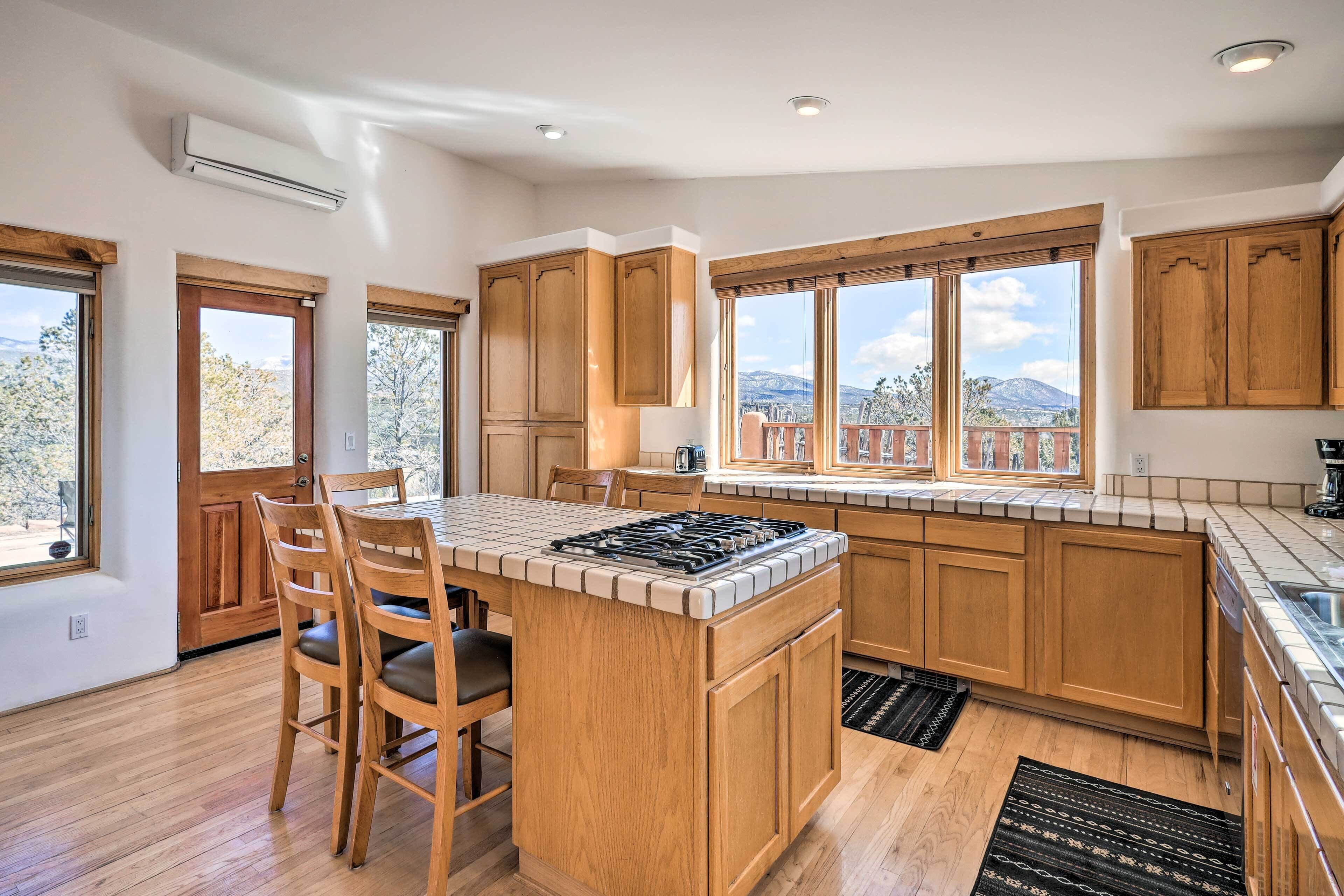 ‘Casa al Reves’ Pueblo-Style House with Views!