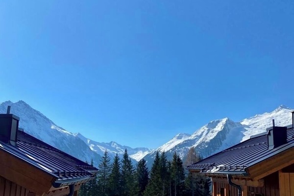 Blick vom Balkon, Essecke und Wohnzimmer