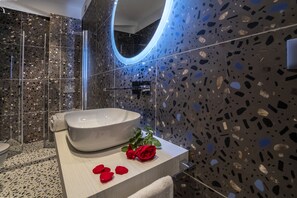 Shower, eco-friendly toiletries, hair dryer, bidet - Neva-Elegant Suite with Balcony in Massa Lubrense center 10 minutes from Sorrento (Massa Lubrense)