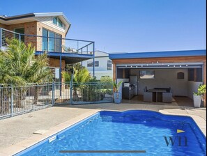 Outdoor pool, a heated pool - Martha views (Melbourne)