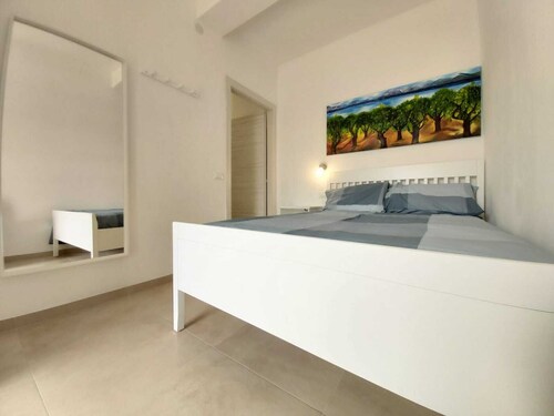 In the relaxation of the nearby green way 5 minutes from upper town and 6km from the airport