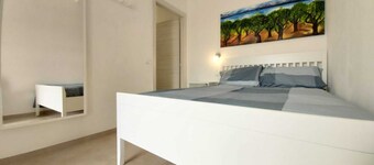 In the relaxation of the nearby green way 5 minutes from upper town and 6km from the airport