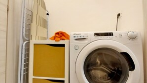 Una lavadora de carga frontal con panel de control y etiqueta que indica un mes de servicio gratuito.