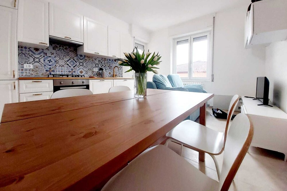 In the relaxation of the nearby green way, 5 minutes from the upper city and 6km from the airport