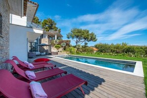 Utendørsbasseng og et oppvarmet basseng