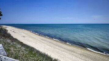 Beach nearby, sun loungers, beach towels