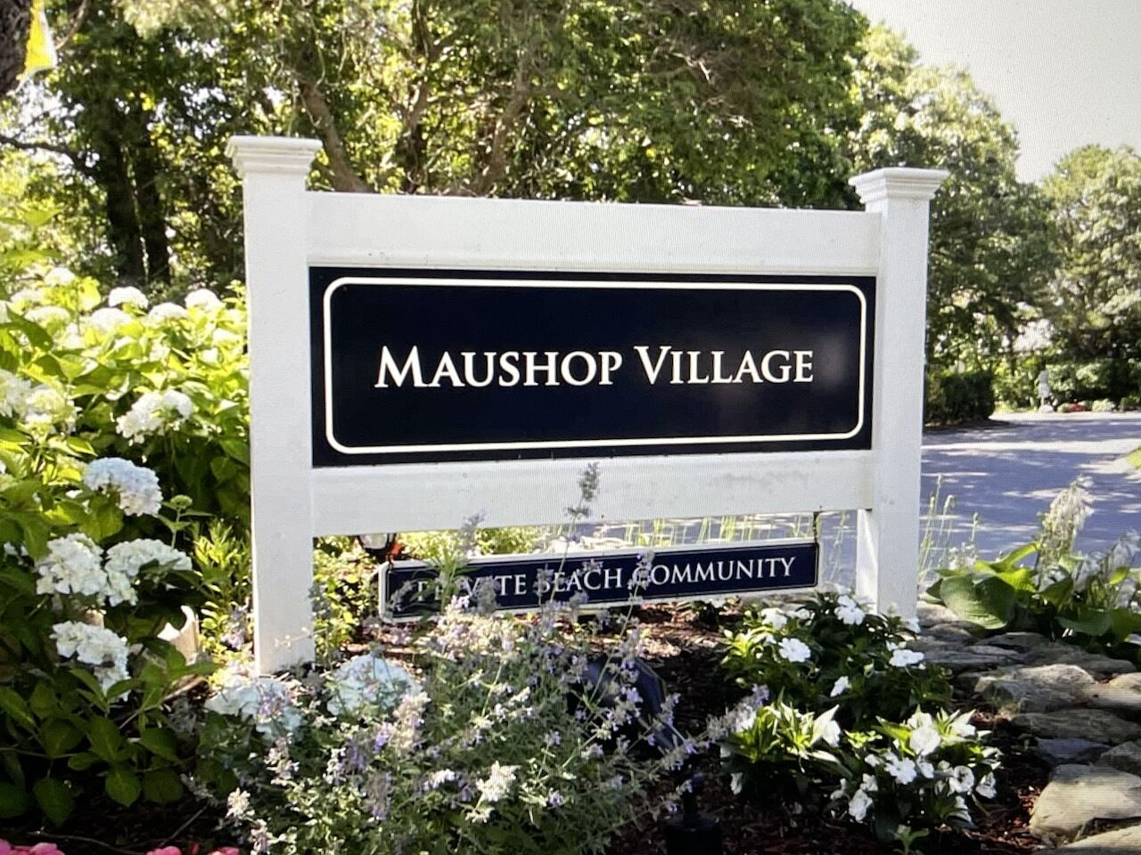 Un panneau indiquant l’entrée du village de Maushop, dans le quartier balnéaire.