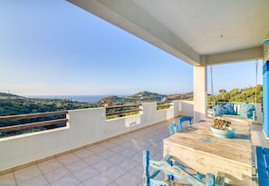 Apartamento família, várias camas, no jardim (Happy Apartment Heraklion) | Sacada