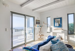 Apartamento família, várias camas, no jardim (Happy Apartment Heraklion) | Área de estar | Lareira