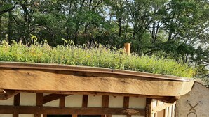 A rustic building with a wooden roof and a window. - Le Cul de Loup, self-catering cottage (Crouy-sur-Cosson)